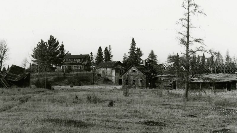 1791px-Triangle_Ranch_Headquarters_Amasa_1982 1791px-Triangle_Ranch_Headquarters_Amasa_1982